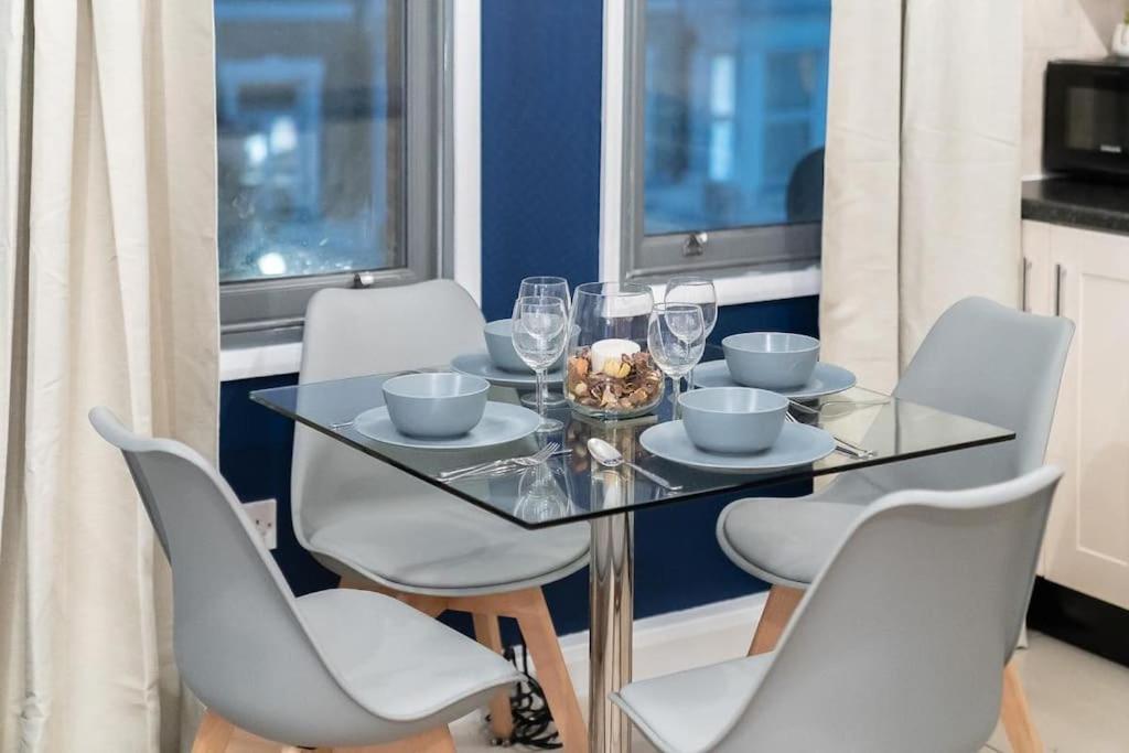 2 Bedroom Apartment Лондон Екстер'єр фото