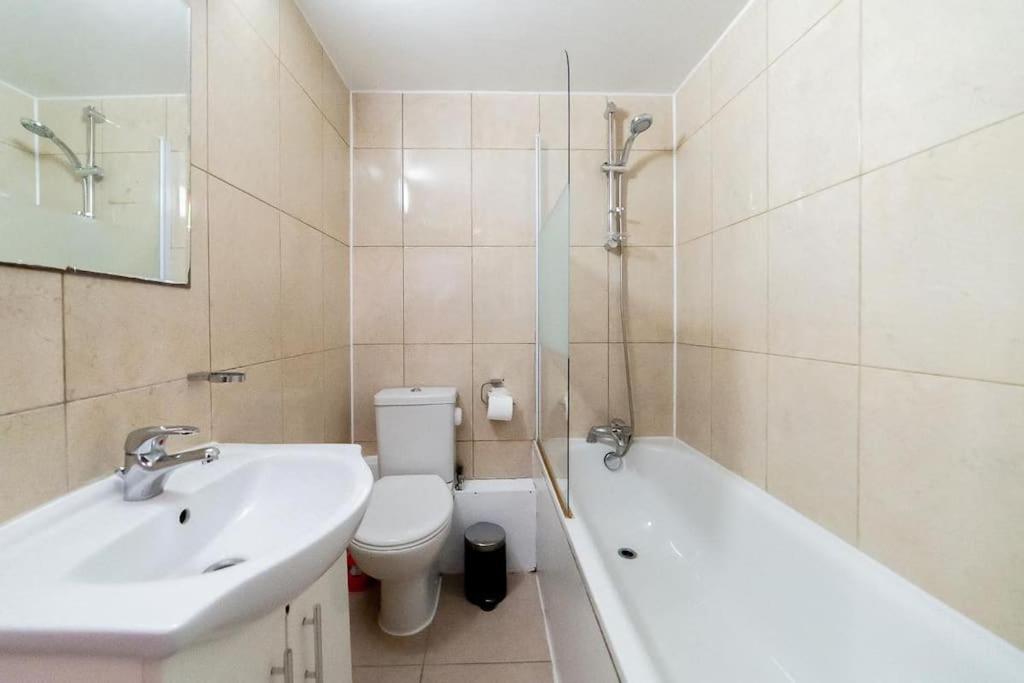2 Bedroom Apartment Лондон Екстер'єр фото