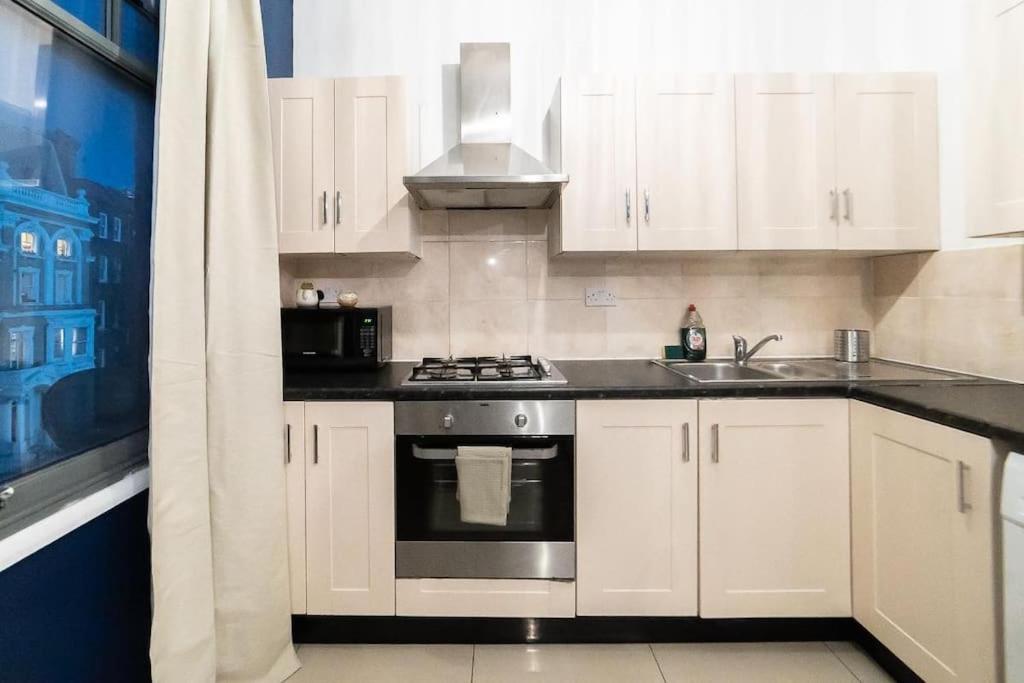 2 Bedroom Apartment Лондон Екстер'єр фото