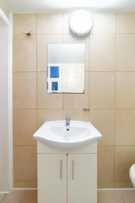 2 Bedroom Apartment Лондон Екстер'єр фото